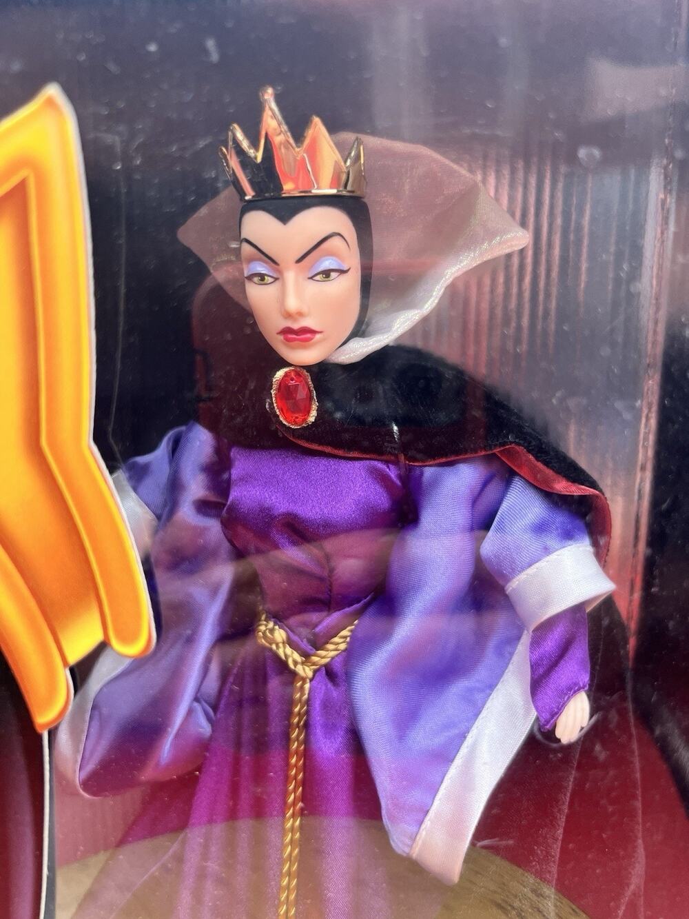 Disney Villains Wicked Queen 12 in Fashion Doll w/ Stand 1997 NIB